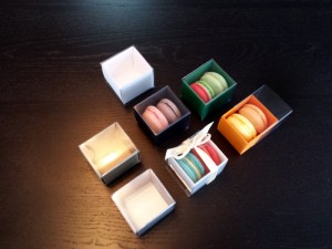 cutii-mici-carton-2-macarons-marturii-nunta-1254-3